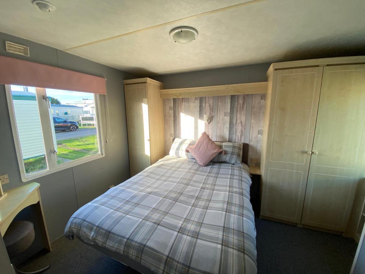Seaview 190 - Ingoldmells - Pet Friendly, Wifi, Bed Linen - Close To Beach And Fantasy Island - Meadow Lakes Caravan & Lodge Hire Exterior photo