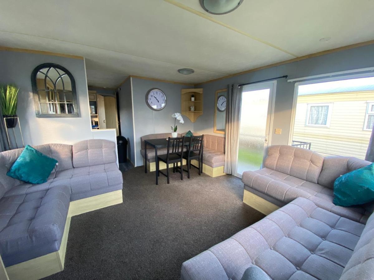 Seaview 190 - Ingoldmells - Pet Friendly, Wifi, Bed Linen - Close To Beach And Fantasy Island - Meadow Lakes Caravan & Lodge Hire Exterior photo