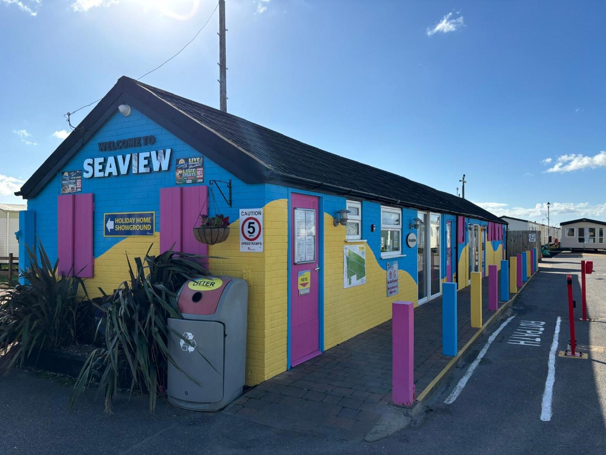Seaview 190 - Ingoldmells - Pet Friendly, Wifi, Bed Linen - Close To Beach And Fantasy Island - Meadow Lakes Caravan & Lodge Hire Exterior photo
